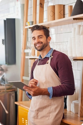 Une petite entreprise, une cafétéria et un propriétaire heureux sur la technologie numérique pour les médias sociaux, le réseautage et le site Web