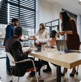 Creatief kantoor. Collega's bespreken en delen ideeën voor zakelijke oplossingen.