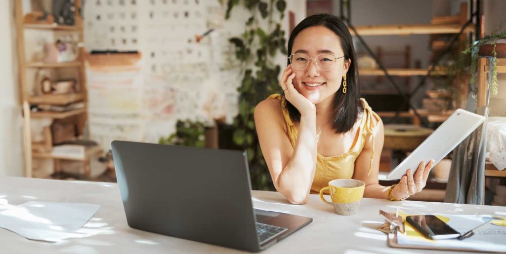 Idée, vision et créativité avec le propriétaire d'une petite entreprise pour l'image de marque, l'agenda et la conception de sites web.